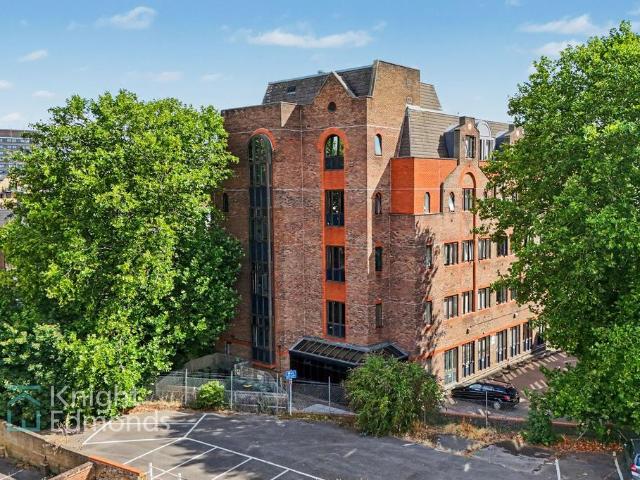 Flat for sale in Maidstone, Kent