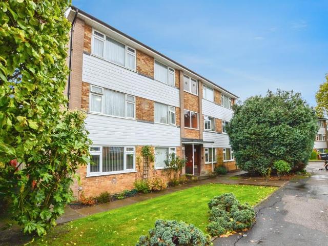 Flat for sale in Harrow Weald, Greater London
