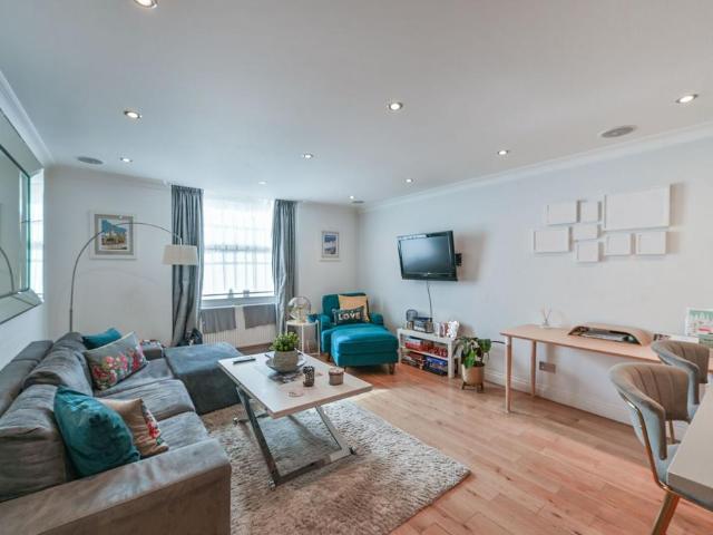 Flat for sale in Pimlico, Greater London