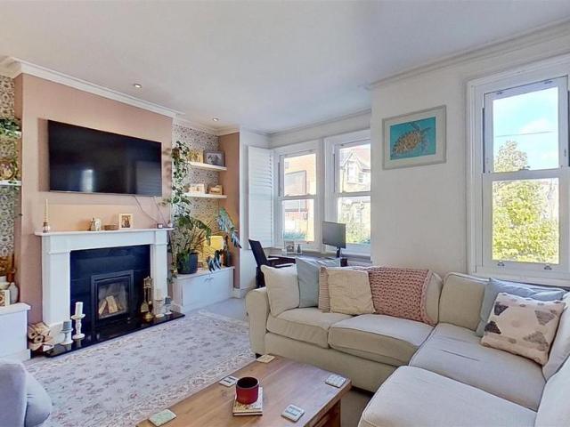 Flat for sale in London Borough of Wandsworth, Greater London
