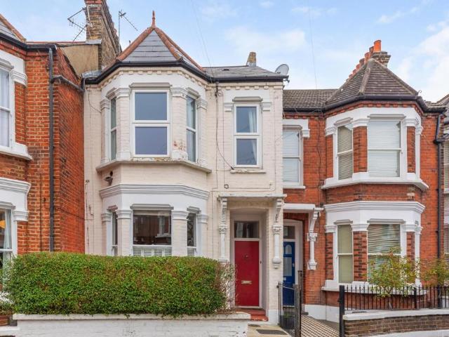 Flat for sale in Clapham Junction, Greater London