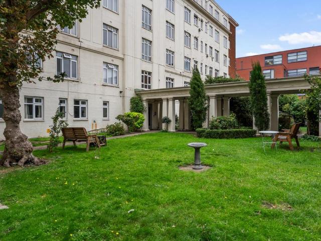 Flat for sale in Brixton, Cat Hill