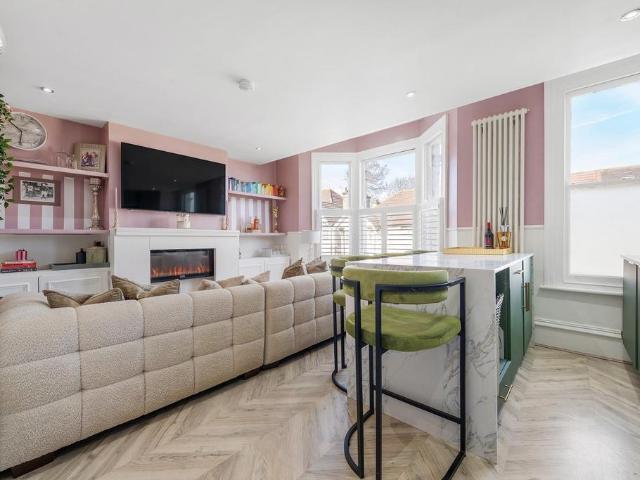 Flat for sale in Streatham Hill, Greater London