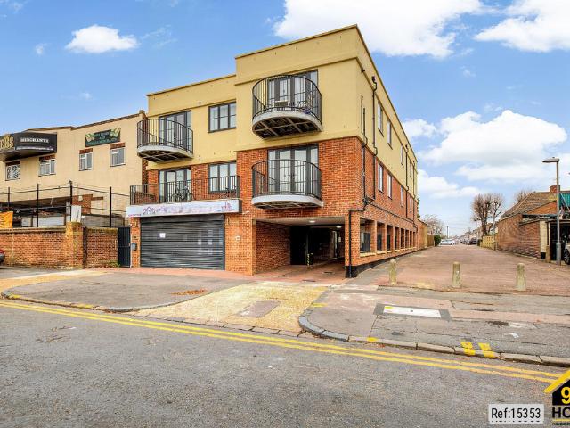 Flat for sale in Dagenham, Becontree