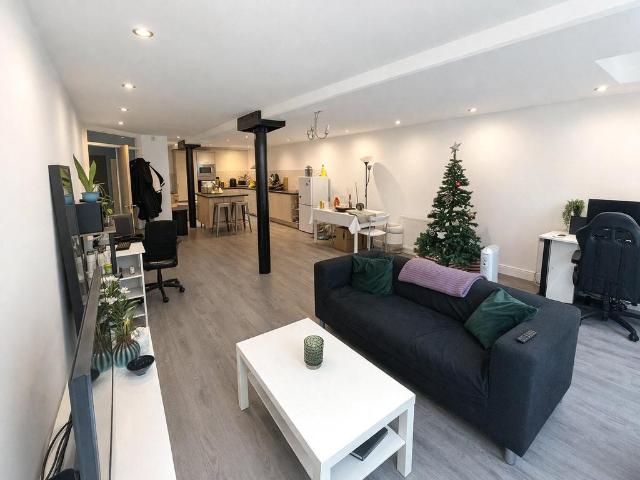 Flat for sale in Chinatown, Calderstones
