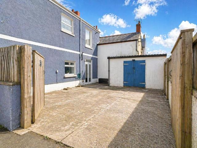 Flat for sale in Neyland, Wales
