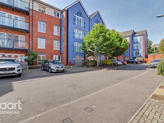 Flat for sale in Slough