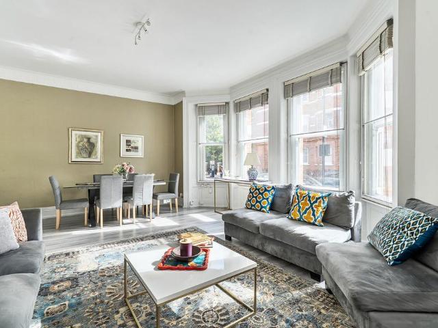 Flat for sale in Earl's Court, Greater London