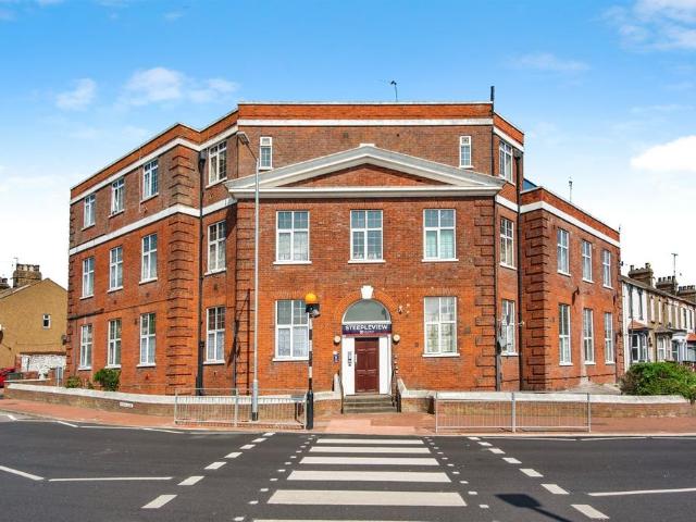 Flat for sale in Badgers Dene, Grays