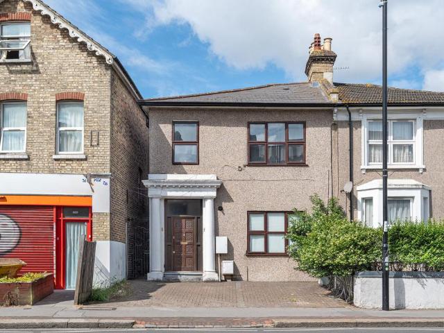 Flat for sale in London Borough of Croydon, Greater London