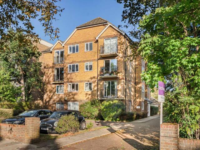 Flat for sale in Kew, Greater London