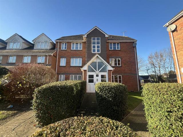 Flat for sale in Chingford, Greater London