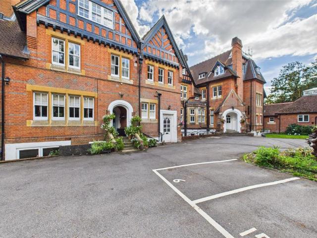 Flat for sale in Little Sandhurst