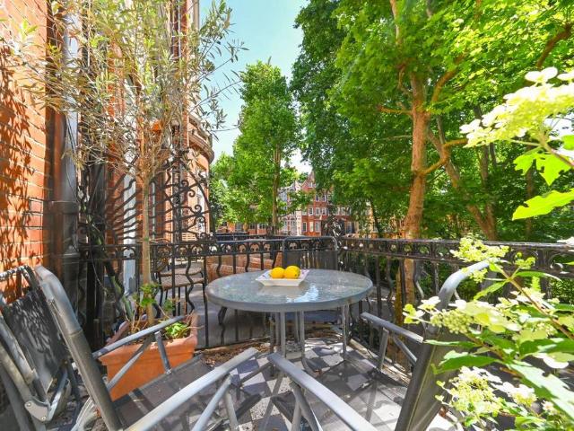 Flat for sale in The Boltons, Greater London