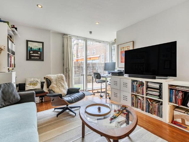 Flat for sale in London Borough of Southwark, Greater London