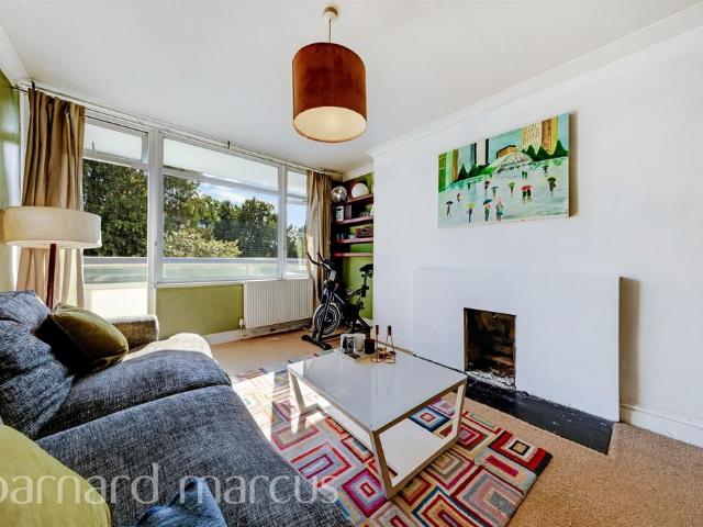 Flat for sale in Furzedown, Greater London