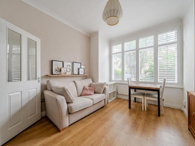 Flat for sale in Streatham, Greater London