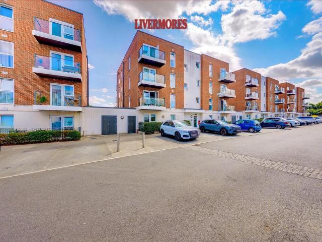 Flat for sale in Barnes Cray, Greater London
