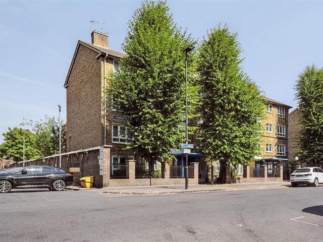 Flat for sale in Stockwell, Greater London