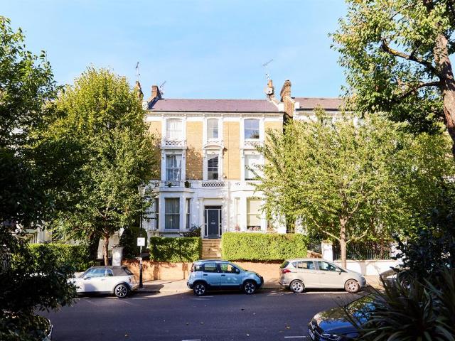 Flat for sale in North Kensington, Greater London