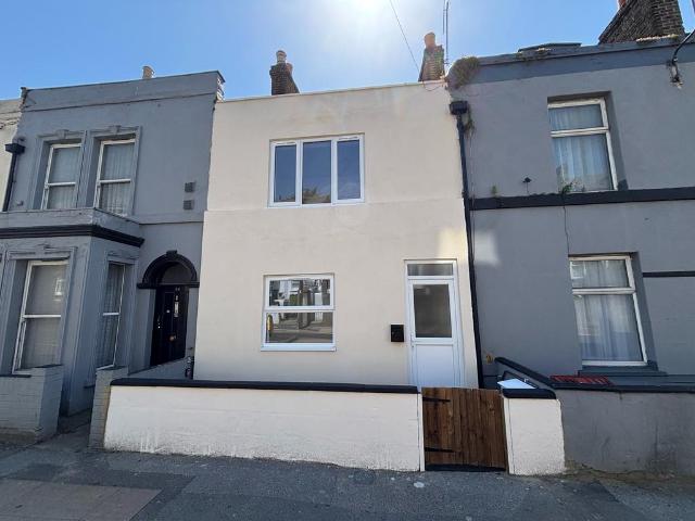 Flat for sale in Luton, Chatham