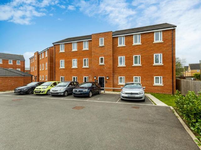 Flat for sale in West Yorkshire