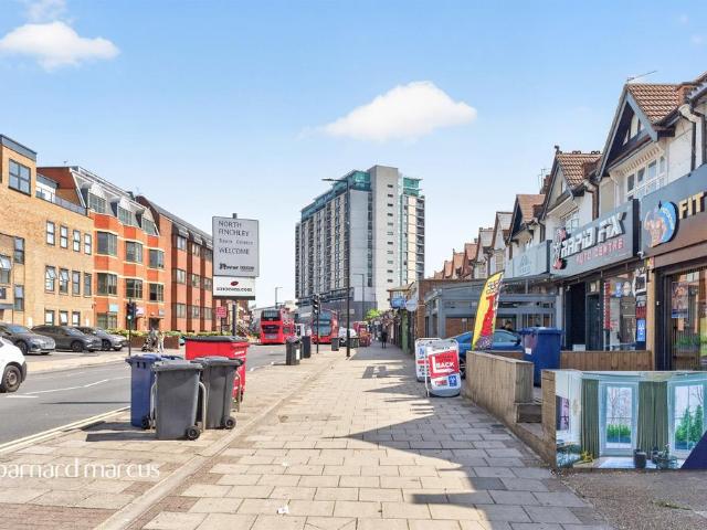 Flat for sale in North Finchley, Greater London