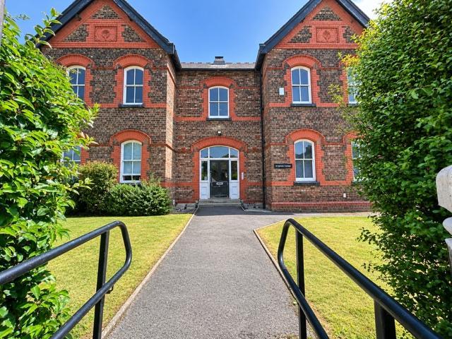 Flat for sale in Calderstones