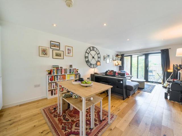 Flat for sale in Loughborough Junction, Greater London