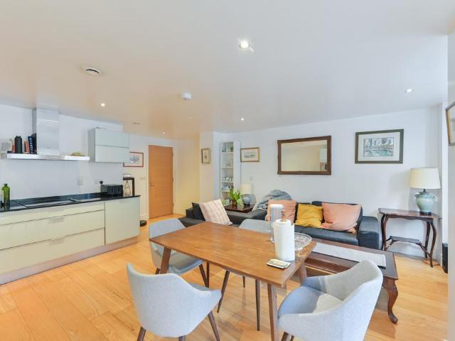 Flat for sale in Clapham Junction, Greater London
