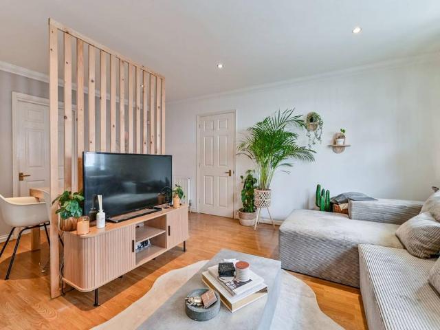 Flat for sale in Archway, Greater London