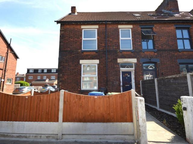 Flat for sale in Heaton Norris, Greater Manchester