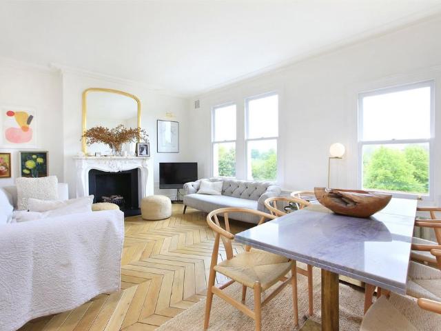 Flat for sale in Clapham Junction, Greater London