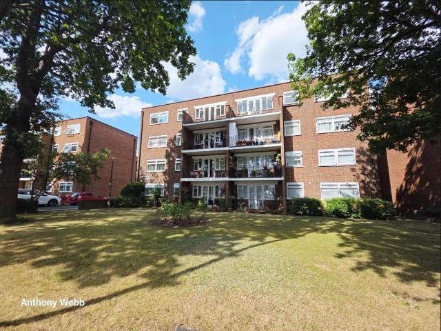Flat for sale in Southgate, Greater London