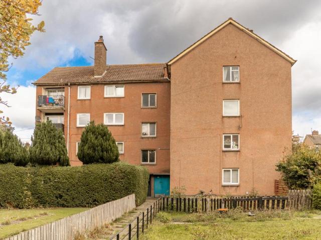Flat for sale in Clermiston, Scotland