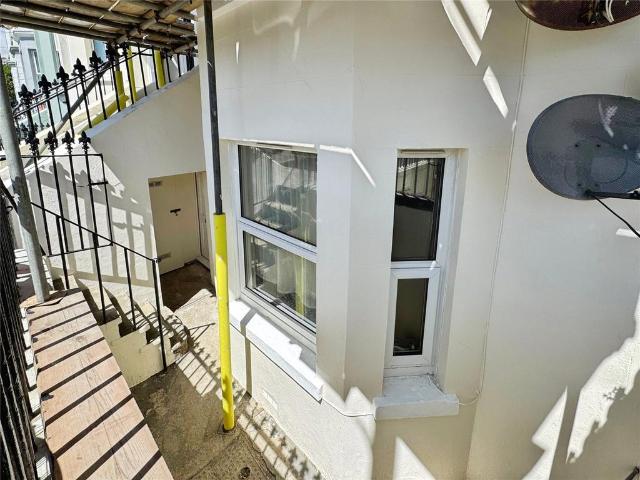 Flat for sale in Bohemia, Guestling Green