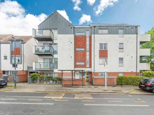 Flat for sale in Lane, Greater London
