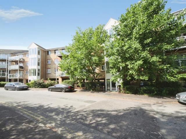 Flat for sale in Spring Park, Luton