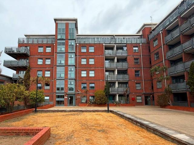 Flat for sale in Charlton, Greater London