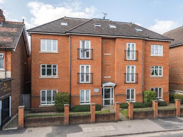 Flat for sale in Weybridge, Elmbridge