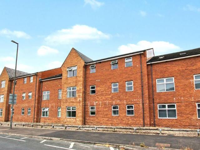 Flat for sale in Kinsley, Wakefield