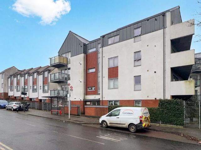 Flat for sale in Lane, Greater London