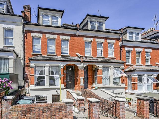 Flat for sale in Hornsey, Greater London