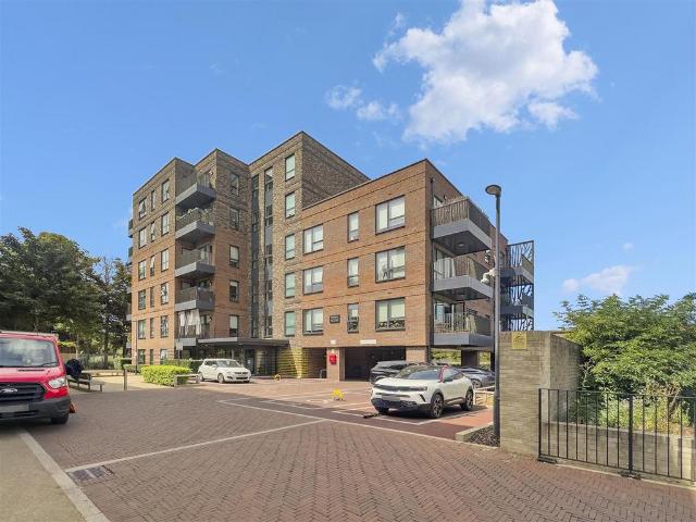 Flat for sale in London Borough of Hounslow, Greater London