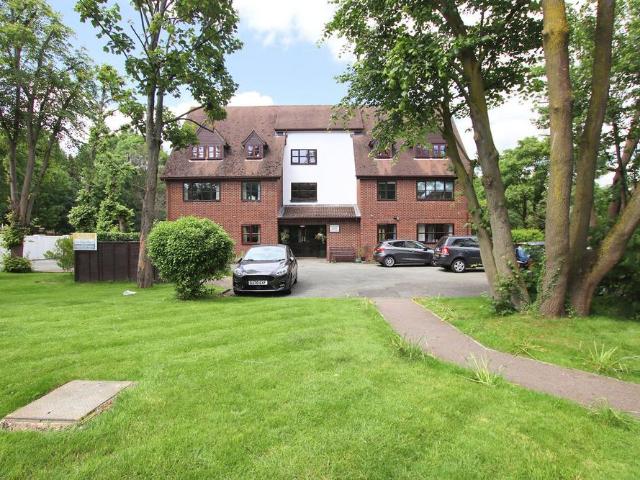 Flat for sale in West Wickham, Greater London