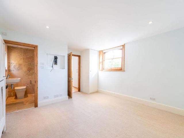 Flat for sale in Royal Borough of Kensington and Chelsea, Greater London