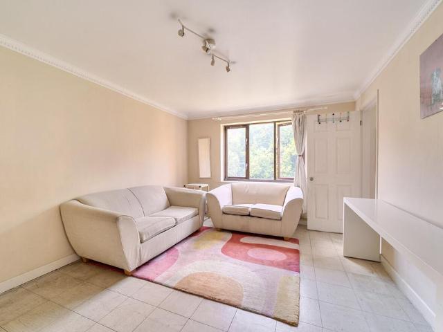Flat for sale in Hoxton, Greater London