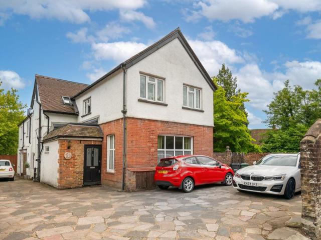 Flat for sale in Red Hill, Surrey