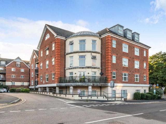 Flat for sale in Heol-las, Surrey