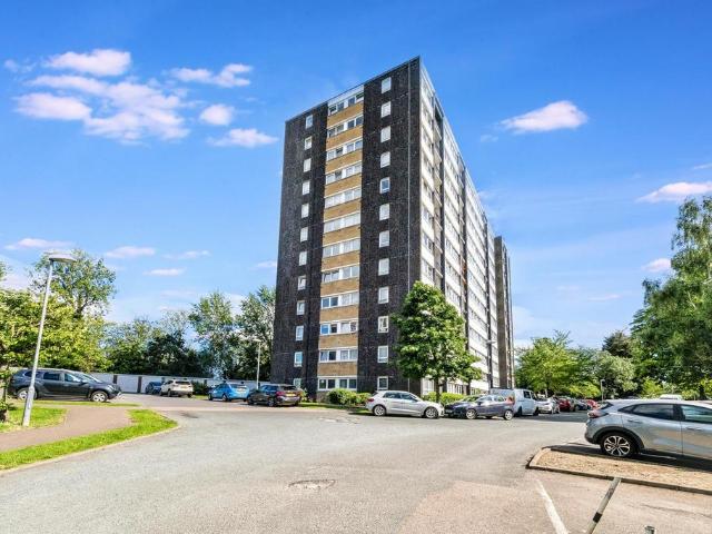 Flat for sale in Gidea Park, Greater London